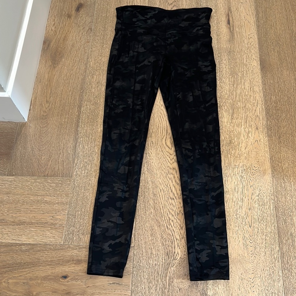 SPANX Camo Faux Leather Leggings Medium